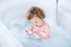 baby-in-tub