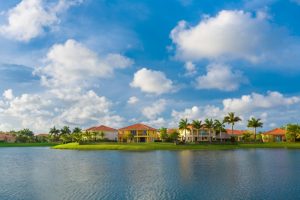 florida-homes-behind-lake