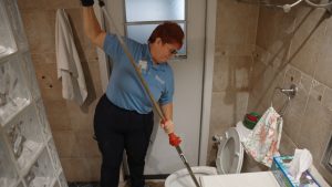 bayonet-female-plumber-fixing-toilet